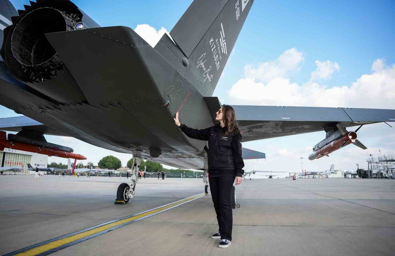 TÜRKİYE'NİN İLK İNSANSIZ SAVAŞ UÇAĞI BAYRAKTAR KIZILELMA'NIN PİLOT EKİBİNDE KADIN PİLOT  ELİF...