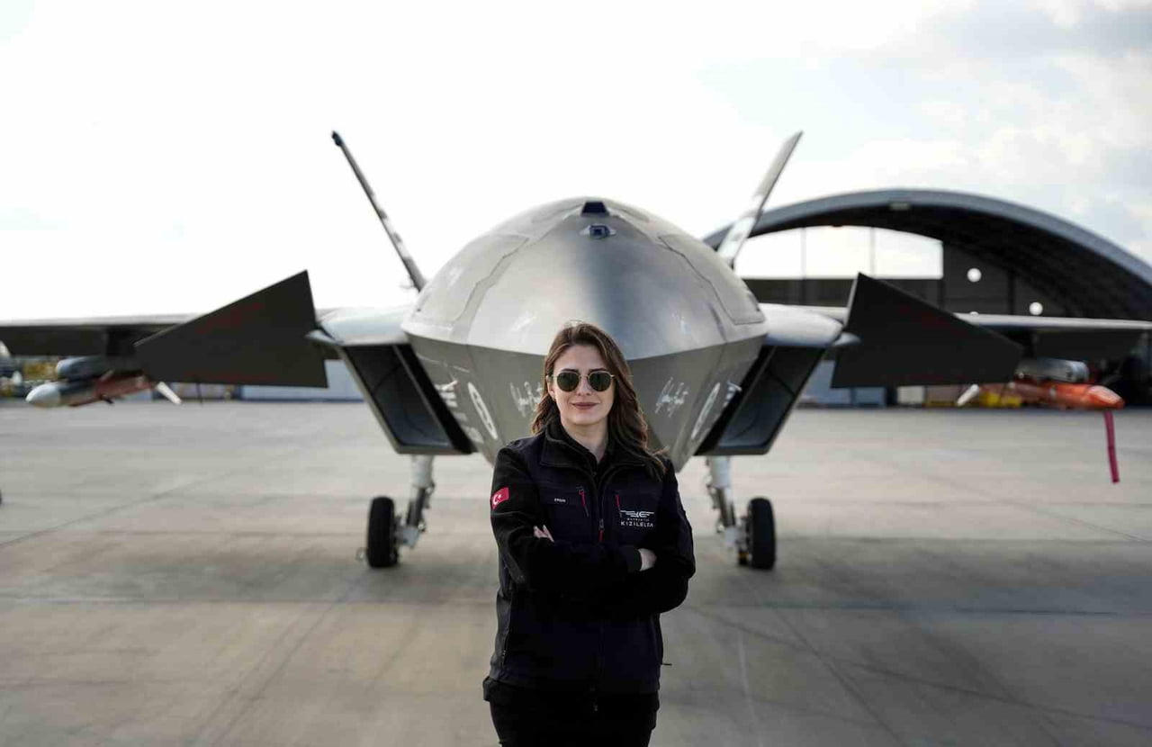 TÜRKİYE'NİN İLK İNSANSIZ SAVAŞ UÇAĞI BAYRAKTAR KIZILELMA'NIN PİLOT EKİBİNDE KADIN PİLOT  ELİF...