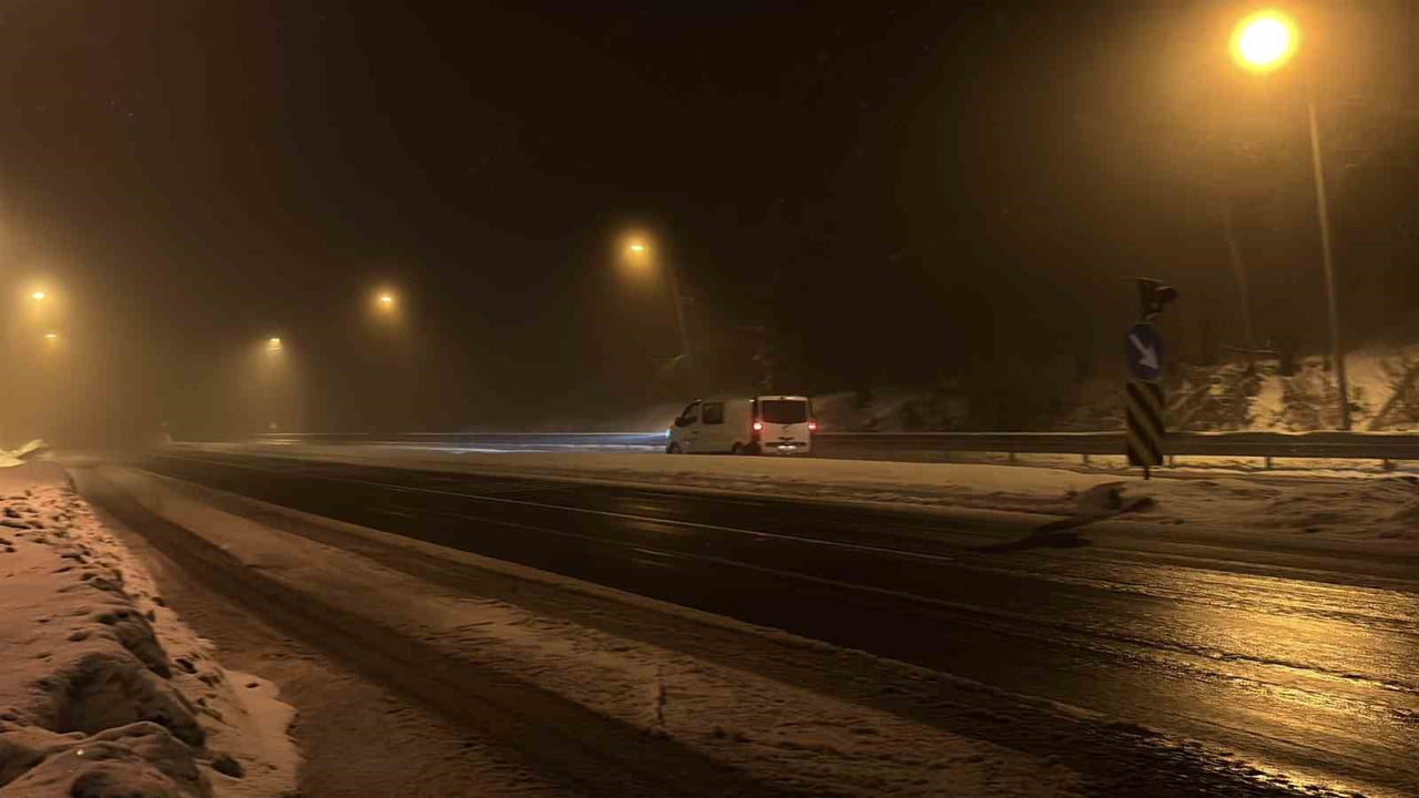 TÜRKİYE'NİN ÖNEMLİ GEÇİŞ GÜZERGAHLARINDAN D-100 KARA YOLUNUN BOLU DAĞI KESİMİNDE KAR YAĞIŞI...