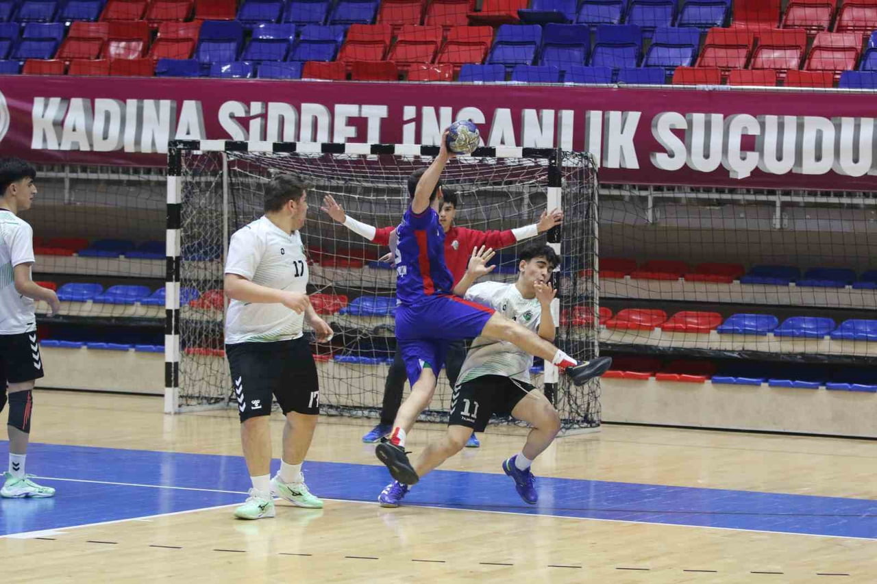 TÜRKİYE HENTBOL FEDERASYONU (THF) ERKEKLER 2. LİGİ'NDE YER ALAN KARABÜK GENÇLİK VE SPOR İL...