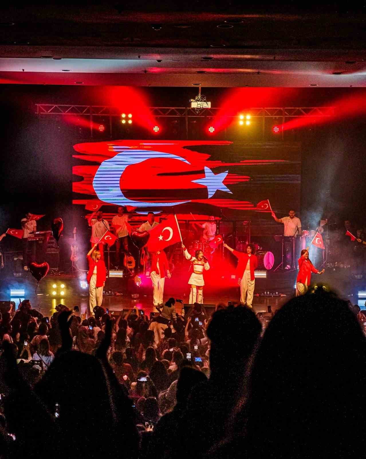 TÜRKİYE MÜZİK TARİHİNDE İLKLERDEN BİRİ YAŞANDI. GENÇ YAŞTA SAHNE DİLİ VE DİSİPLİNLİ ÇALIŞMASIYLA...