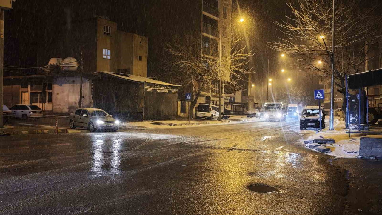 TÜRKİYE’NİN BİRÇOK KENTİNDE ETKİLİ OLAN KAR YAĞIŞI, MARDİN’DE DE ETKİLİ OLDU