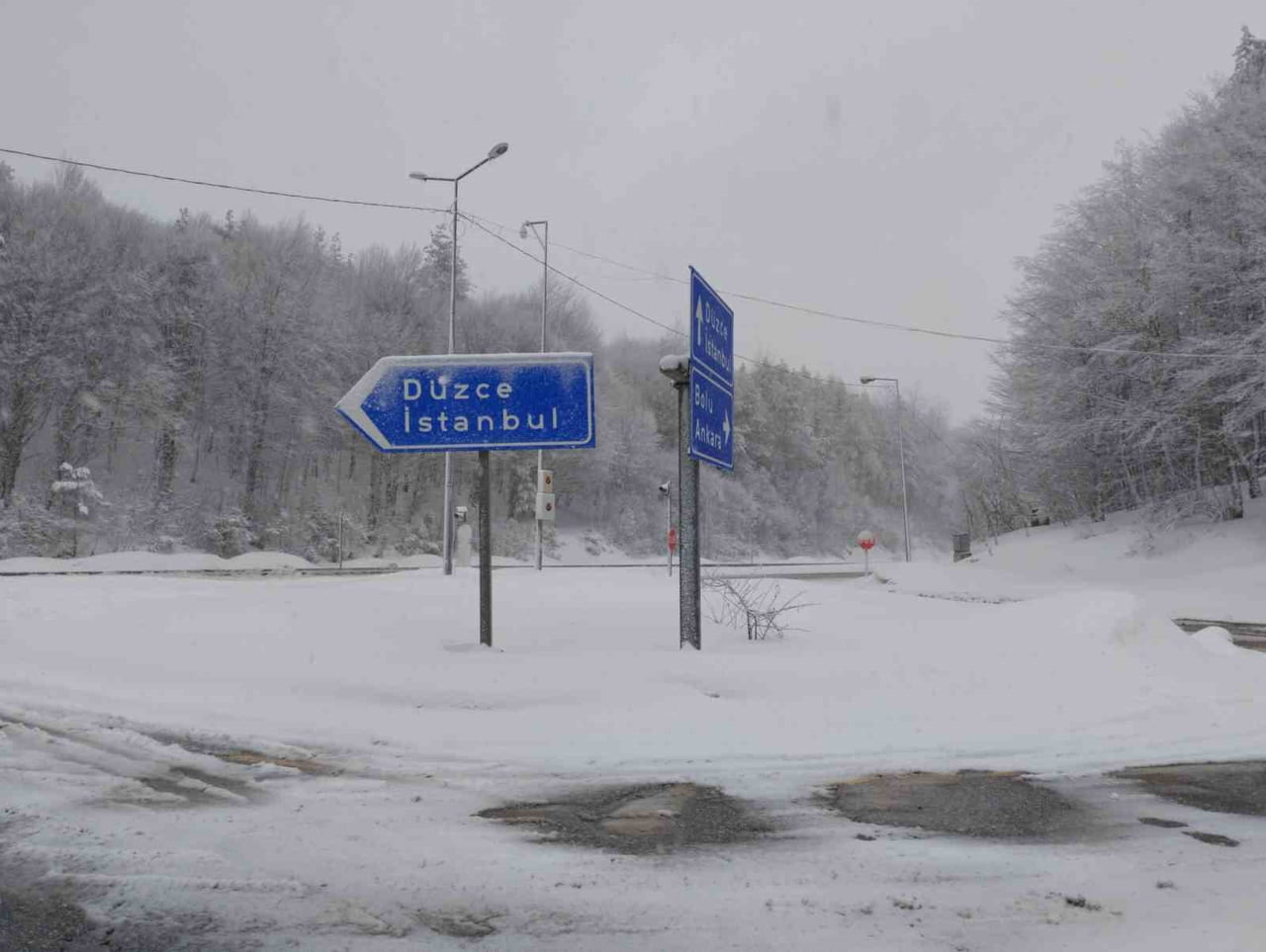 TÜRKİYE’NİN EN ÖNEMLİ GEÇİŞ GÜZERGAHLARINDAN BİRİ OLAN BOLU DAĞI'NDA GECE SAATLERİNDE BAŞLAYAN KAR...