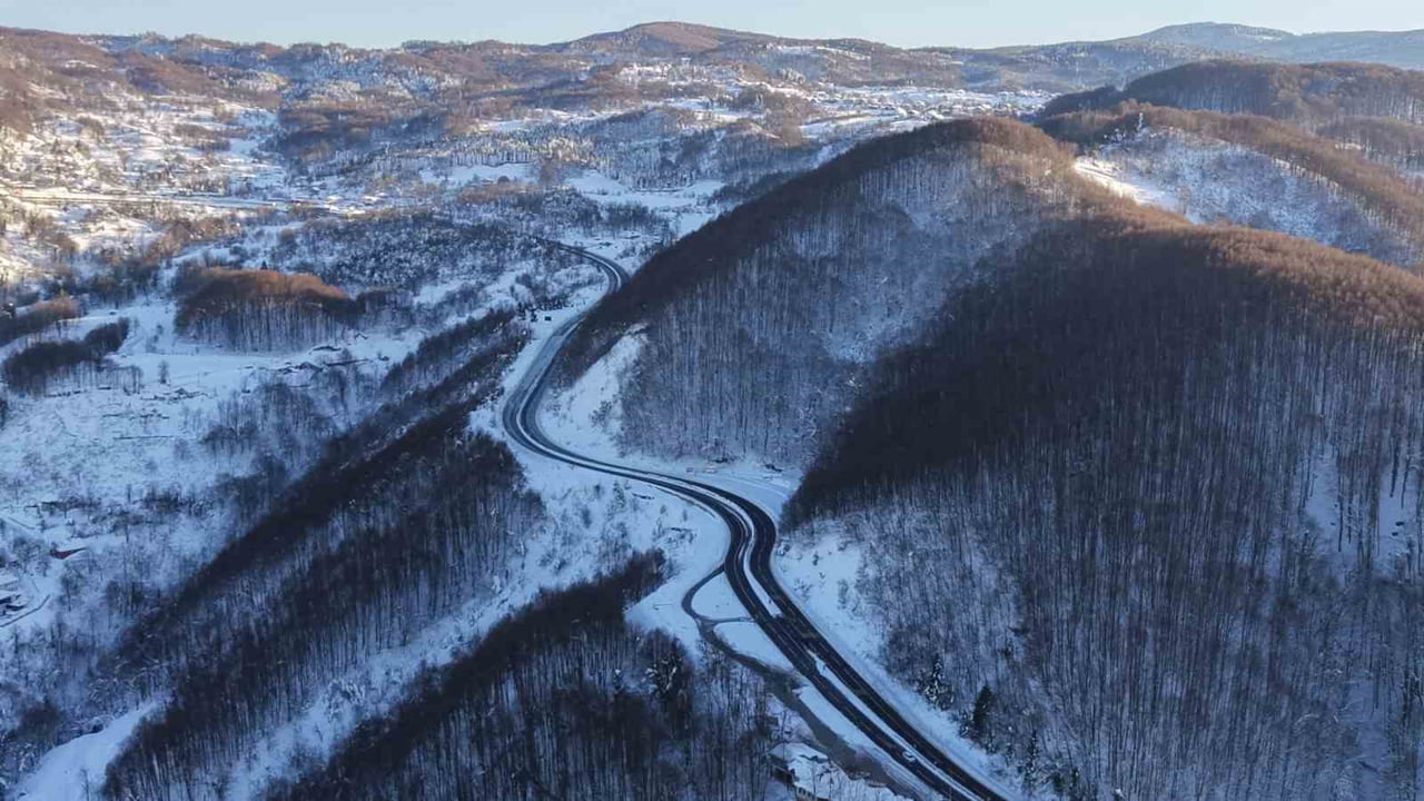 TÜRKİYE’NİN EN ÖNEMLİ GEÇİŞ GÜZERGÂHLARINDAN BİRİ OLAN BOLU DAĞI’NDA SÜRÜCÜLER GİZLİ BUZLANMAYA...