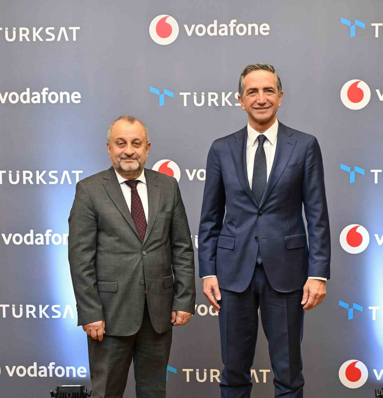 TÜRKSAT GENEL MÜDÜRÜ AHMET HAMDİ ATALAY (SOLDA) VE VODAFONE TÜRKİYE CEO'SU ENGİN AKSOY...
