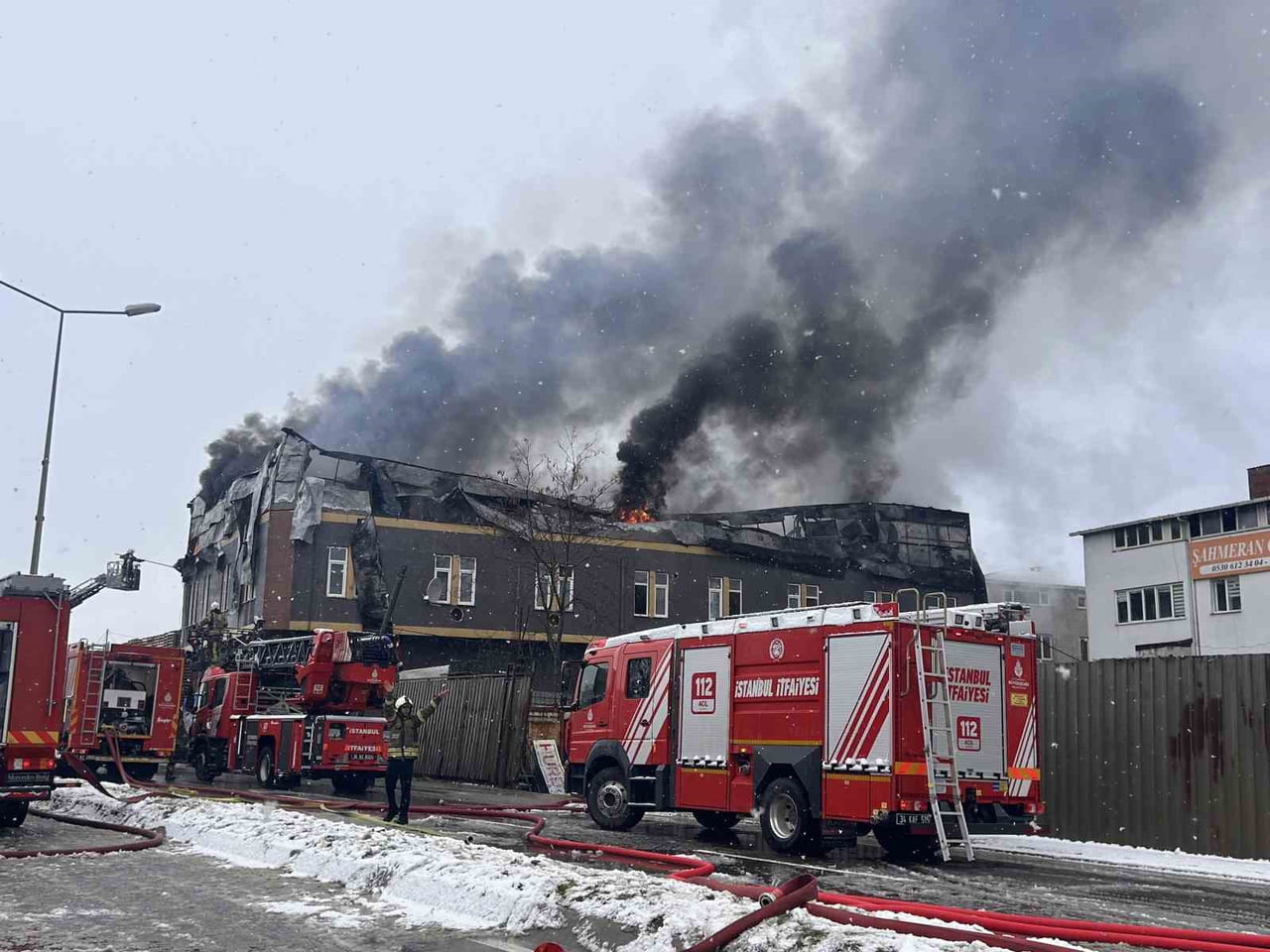 TUZLA'DAKİ ÇAKMAK FABRİKASINDA ÇIKAN YANGIN KONTROL ALTINA ALINDI