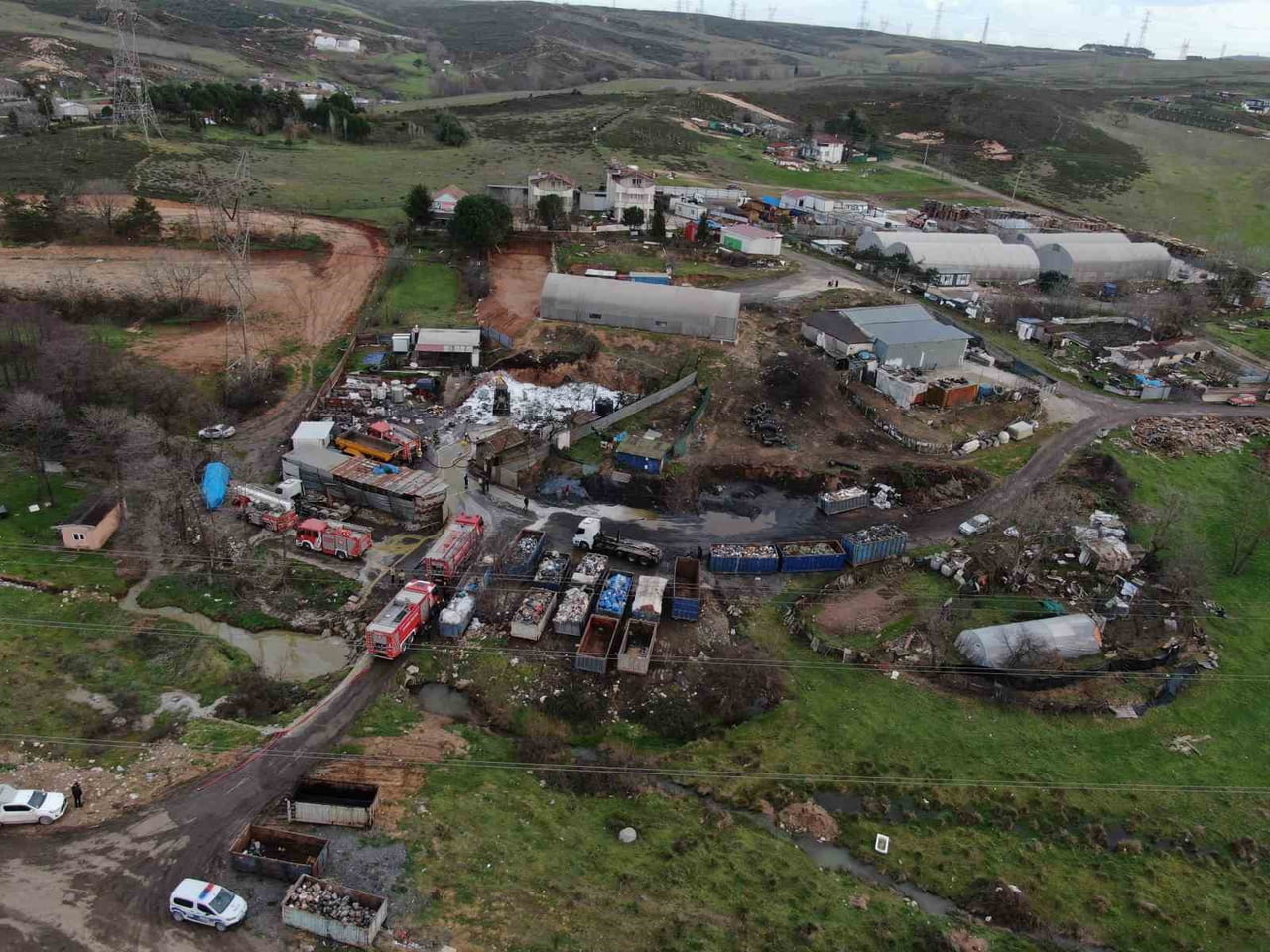 TUZLA'DAKİ GERİ DÖNÜŞÜM DEPOSUNDA ÇIKAN YANGIN NEDENİYLE BÖLGE YOĞUN DUMANLA KAPLANDI. ÇOK SAYIDA...