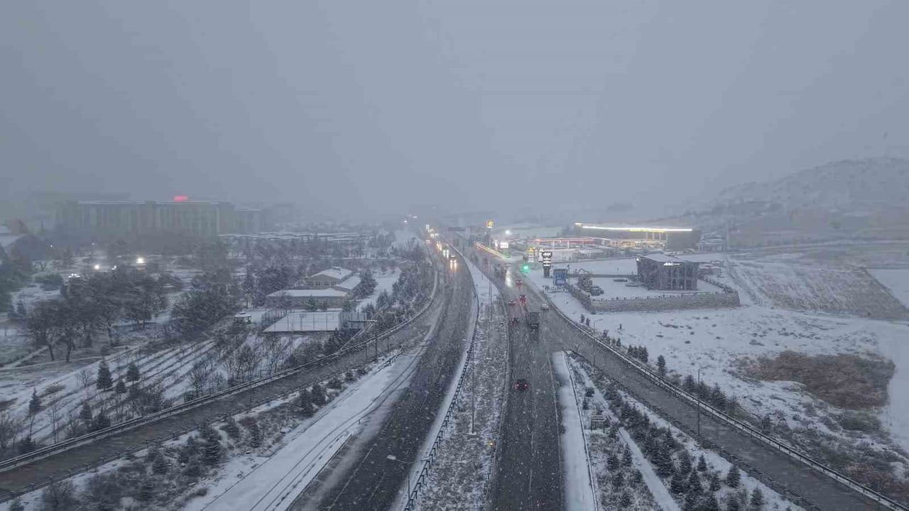 ULAŞIMDA 43 İLİN GEÇİŞ GÜZERGAHI OLAN KİLİT KAVŞAK KIRIKKALE’DE KAR YAĞIŞI ETKİLİ...