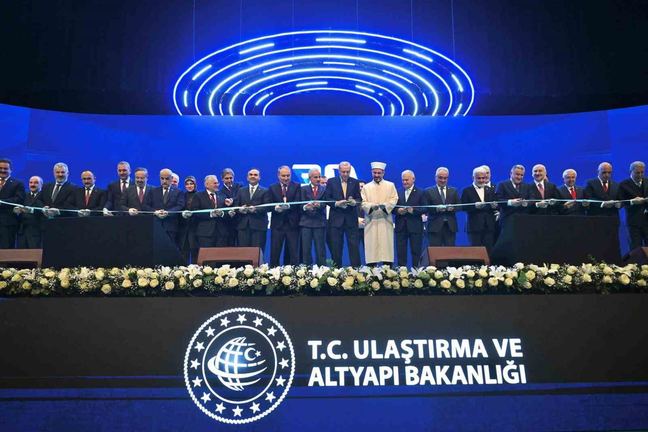 ULAŞTIRMA VE ALTYAPI BAKANI ABDÜLKADİR URALOĞLU, "2002'DE 6 BİN 101 KİLOMETRE OLAN BÖLÜNMÜŞ YOL...