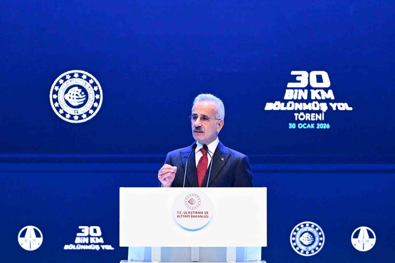 ULAŞTIRMA VE ALTYAPI BAKANI ABDÜLKADİR URALOĞLU, "2002'DE 6 BİN 101 KİLOMETRE OLAN BÖLÜNMÜŞ YOL...
