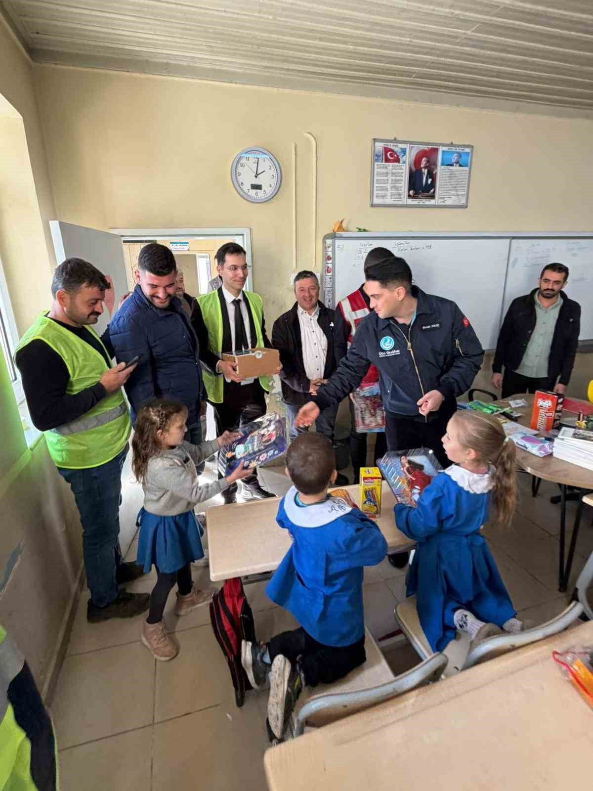 ÜLKÜ OCAKLARI İZMİR İL BAŞKANLIĞI TARAFINDAN YÜRÜTÜLEN EĞİTİME DESTEK SEFERBERLİĞİ KAPSAMINDA...