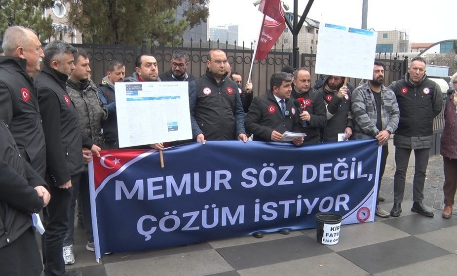 ÜNİPERSEN ÜYELERİ, HAZİNE VE MALİYE BAKANLIĞI ÖNÜNDE DÜZENLEDİKLERİ EYLEMDE BORDROLARI YAKIP ÇÖP...