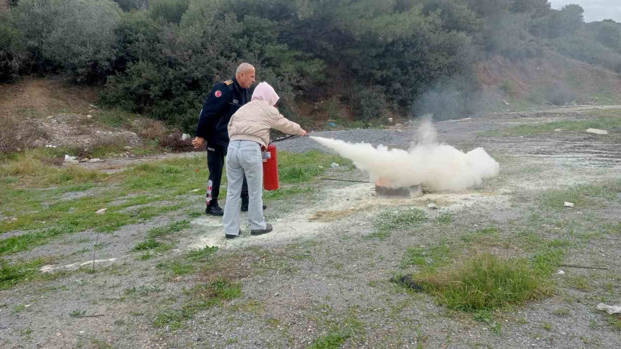 ÜNİVERSİTE ÖĞRENCİLERİNE TEMEL YANGIN EĞİTİMİ