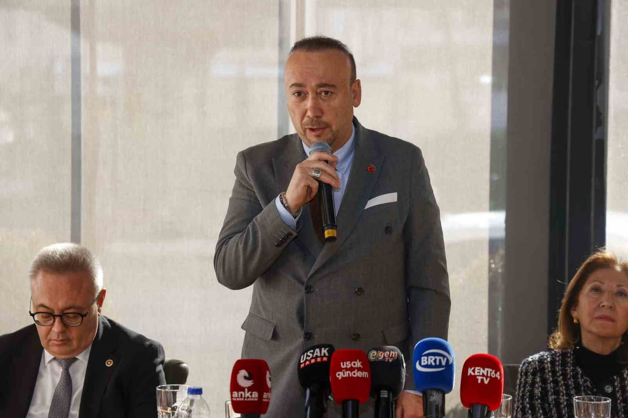 UŞAK BELEDİYE BAŞKANI ÖZKAN YALIM, 10 OCAK ÇALIŞAN GAZETECİLER GÜNÜ DOLAYISIYLA KENTTE GÖREV YAPAN...