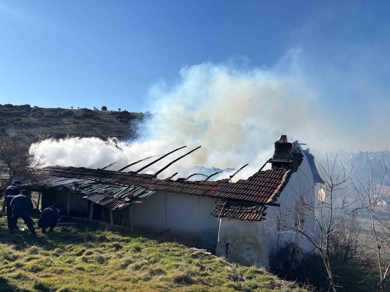 UŞAK’IN ULUBEY İLÇESİNE BAĞLI İNAY KÖYÜNDE ÇIKAN EV YANGININDA 1 KİŞİ HAYATINI KAYBEDERKEN, 1 KİŞİ...
