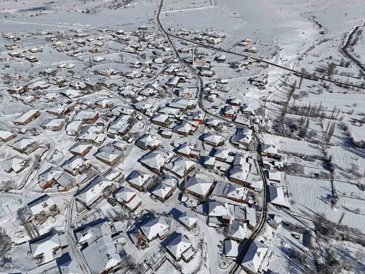 UŞAK’IN YÜKSEK KESİMLERİNE GECE SAATLERİNDE YAĞAN KARIN ARDINDAN ORTAYA KARTPOSTALLIK GÖRÜNTÜLER...