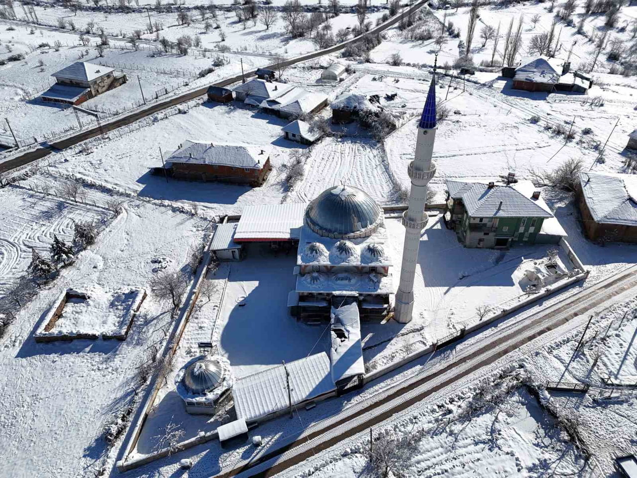 UŞAK’IN YÜKSEK KESİMLERİNE GECE SAATLERİNDE YAĞAN KARIN ARDINDAN ORTAYA KARTPOSTALLIK GÖRÜNTÜLER...