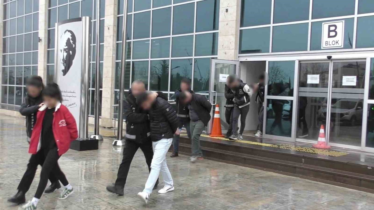 UŞAK’TA 2 AYRI UYUŞTURUCU OPERASYONUNDA GÖZALTINA ALINAN 6 ŞÜPHELİ ÇIKARILDIKLARI MAHKEMECE...