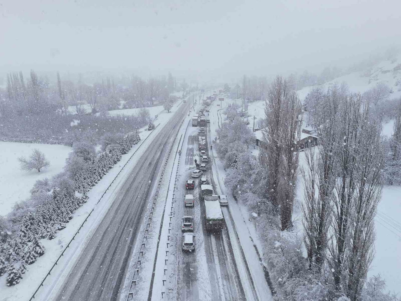 UŞAK’TA ETKİLİ OLAN KAR YAĞIŞI NEDENİYLE UŞAK-ANKARA KARAYOLU DUMLUPINAR RAMPALARI MEVKİİNDE YOL...