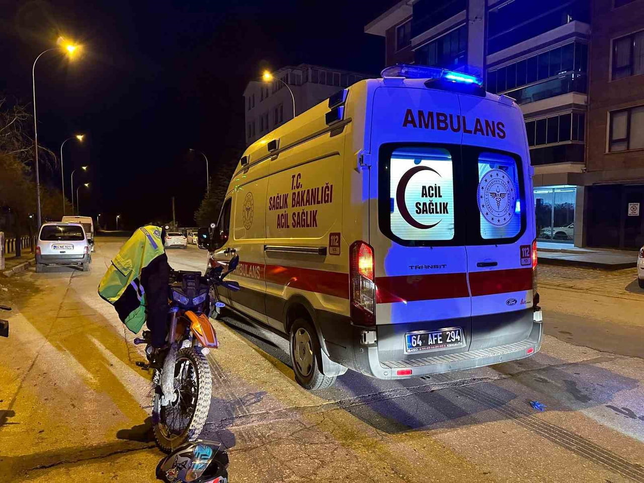 UŞAK’TA KARŞIDAN KARŞIYA GEÇMEYE ÇALIŞAN YAYAYA MOTOSİKLETİN ÇARPMASI SONUCU 1 KİŞİ HAYATINI...