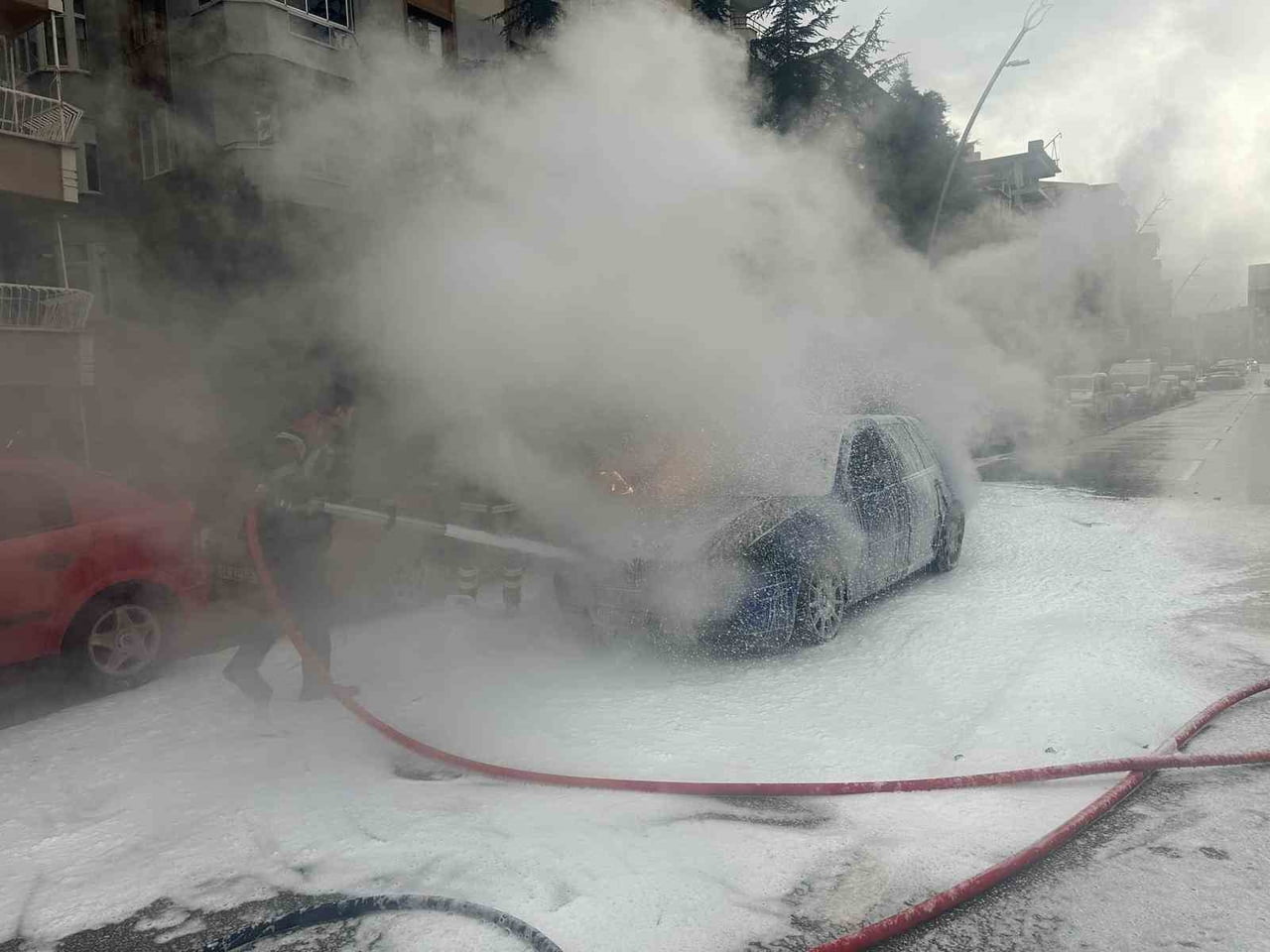 UŞAK’TA SEYİR HALİNDEYKEN MOTOR KISMINDAN ALEV ALAN OTOMOBİL, İTFAİYE EKİPLERİNCE...