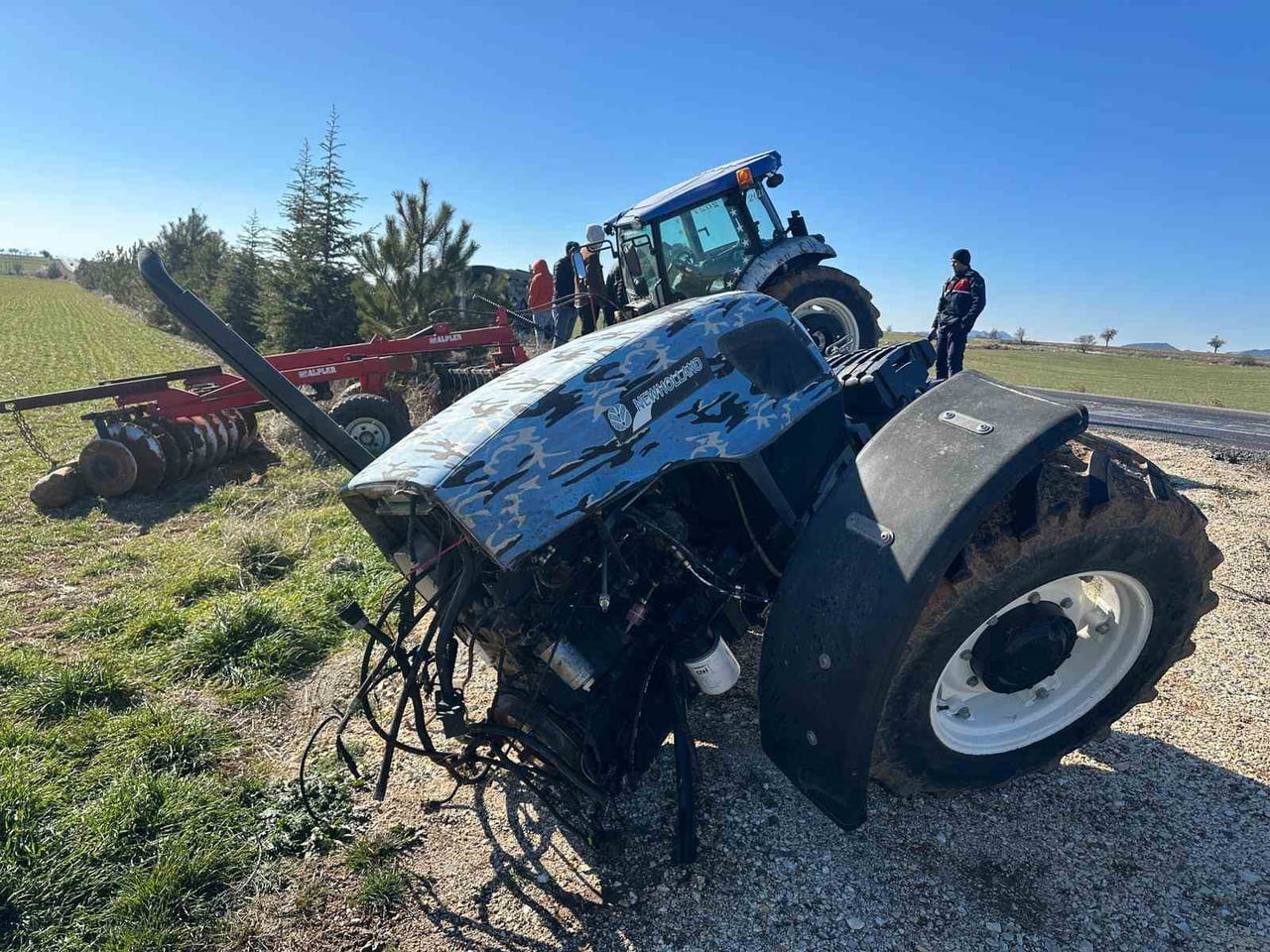 UŞAK’TA TRAKTÖR İLE PANELVAN ARACIN ÇARPIŞMASI SONUCU MEYDANA GELEN KAZADA TRAKTÖR İKİYE...
