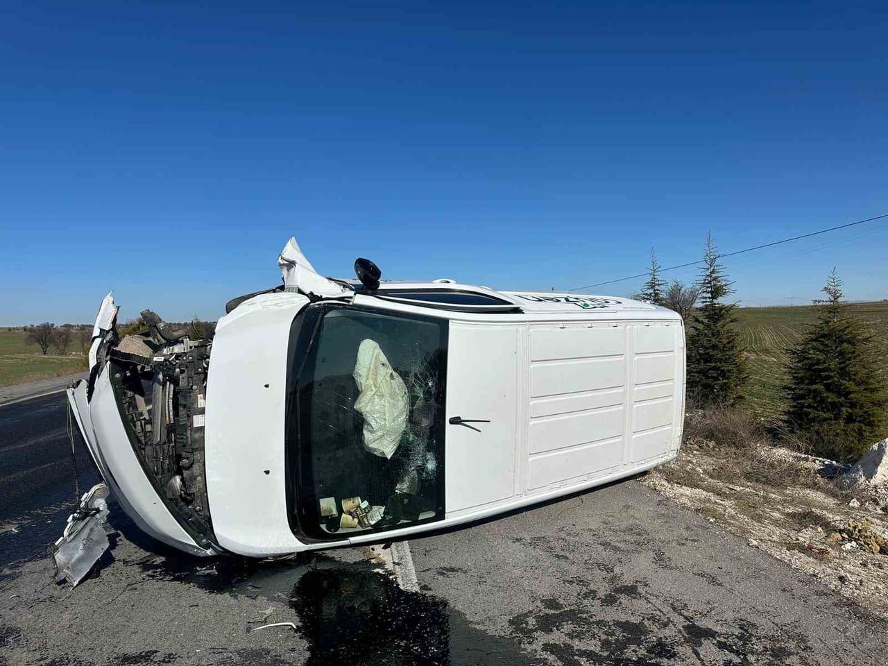 UŞAK’TA TRAKTÖR İLE PANELVAN ARACIN ÇARPIŞMASI SONUCU MEYDANA GELEN KAZADA TRAKTÖR İKİYE...