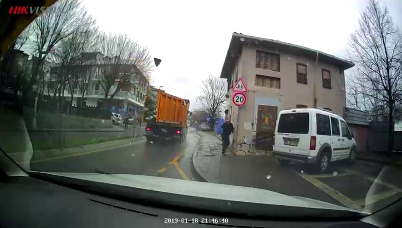 ÜSKÜDAR'DA HAFRİYAT KAMYONUNUN AÇILAN DAMPER KAPAĞI YAYAYA VE ARAÇLARA ÇARPTI