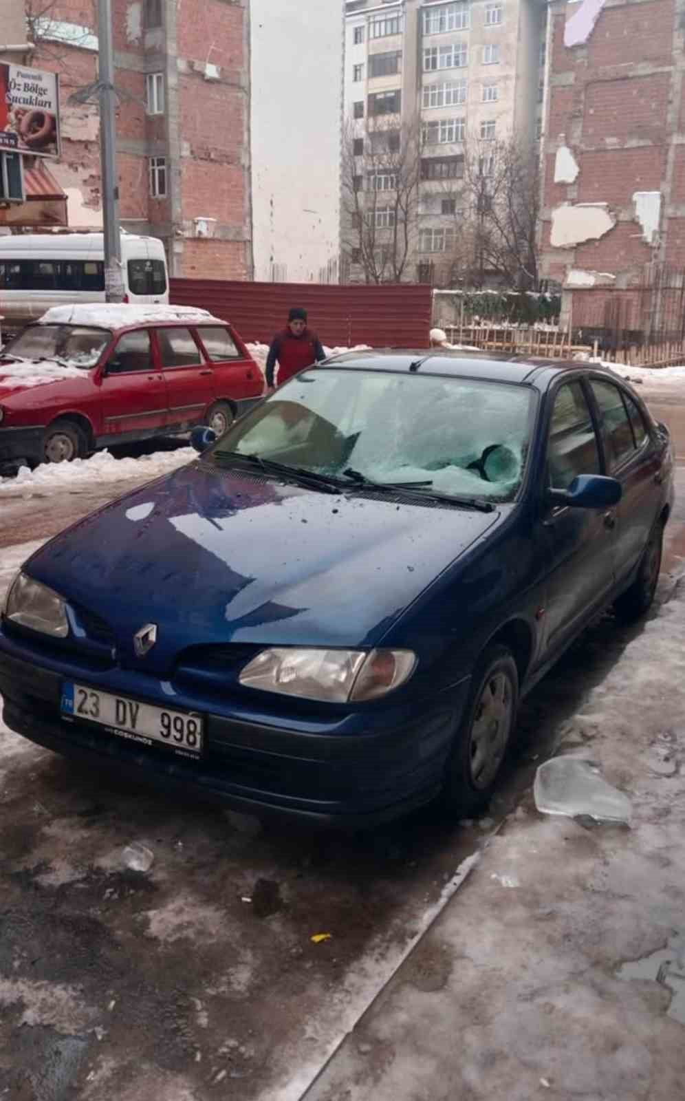 ÜZERİNE BUZ DÜŞEN ARACIN CAMI KIRILDI