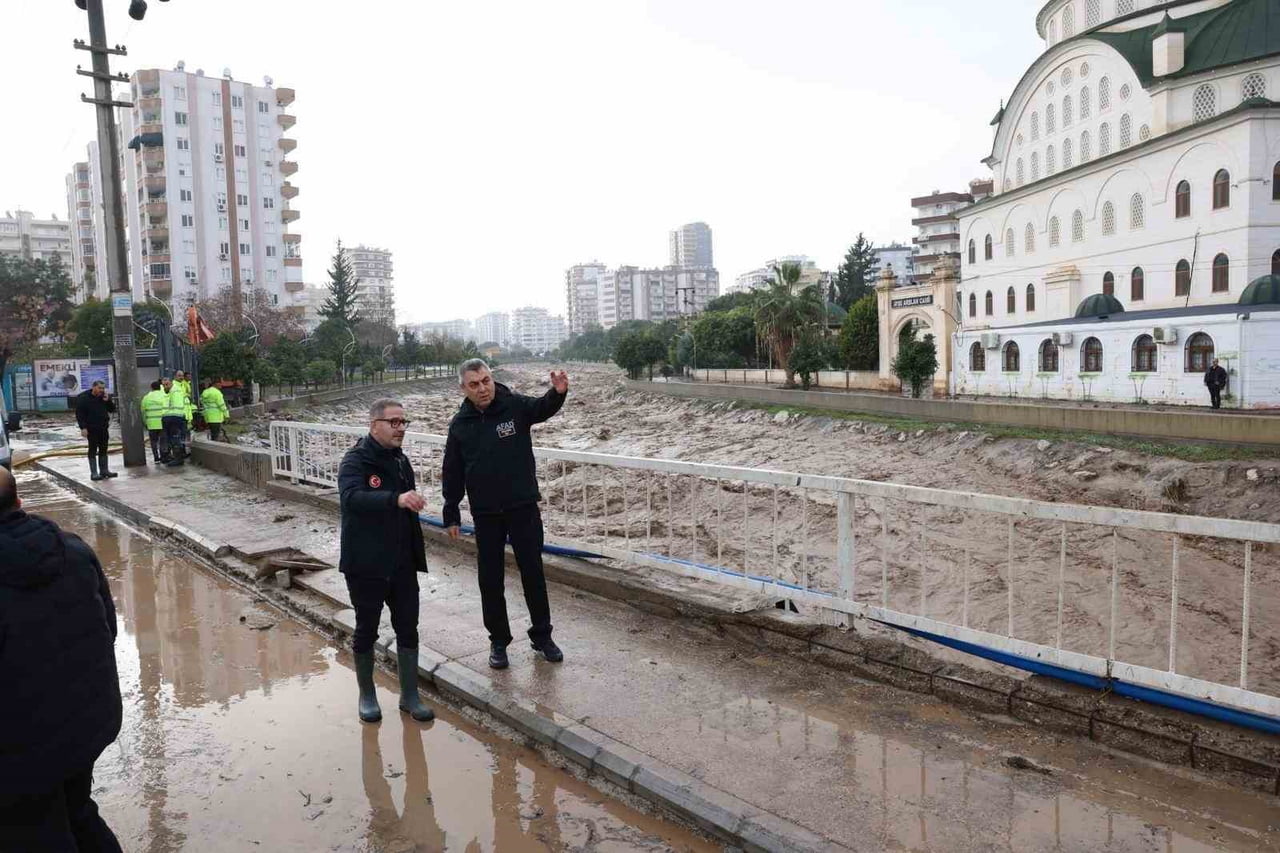 VALİ ATİLLA TOROS İLE ERDEMLİ BELEDİYE BAŞKANI MUSTAFA KARA, AFET BÖLGELERİNDE ÇALIŞMALARI...