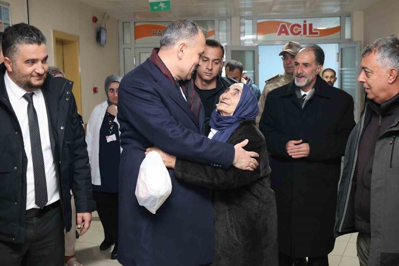 VALİ BOZKURT'TAN DİYADİN DEVLET HASTANESİNE ZİYARET