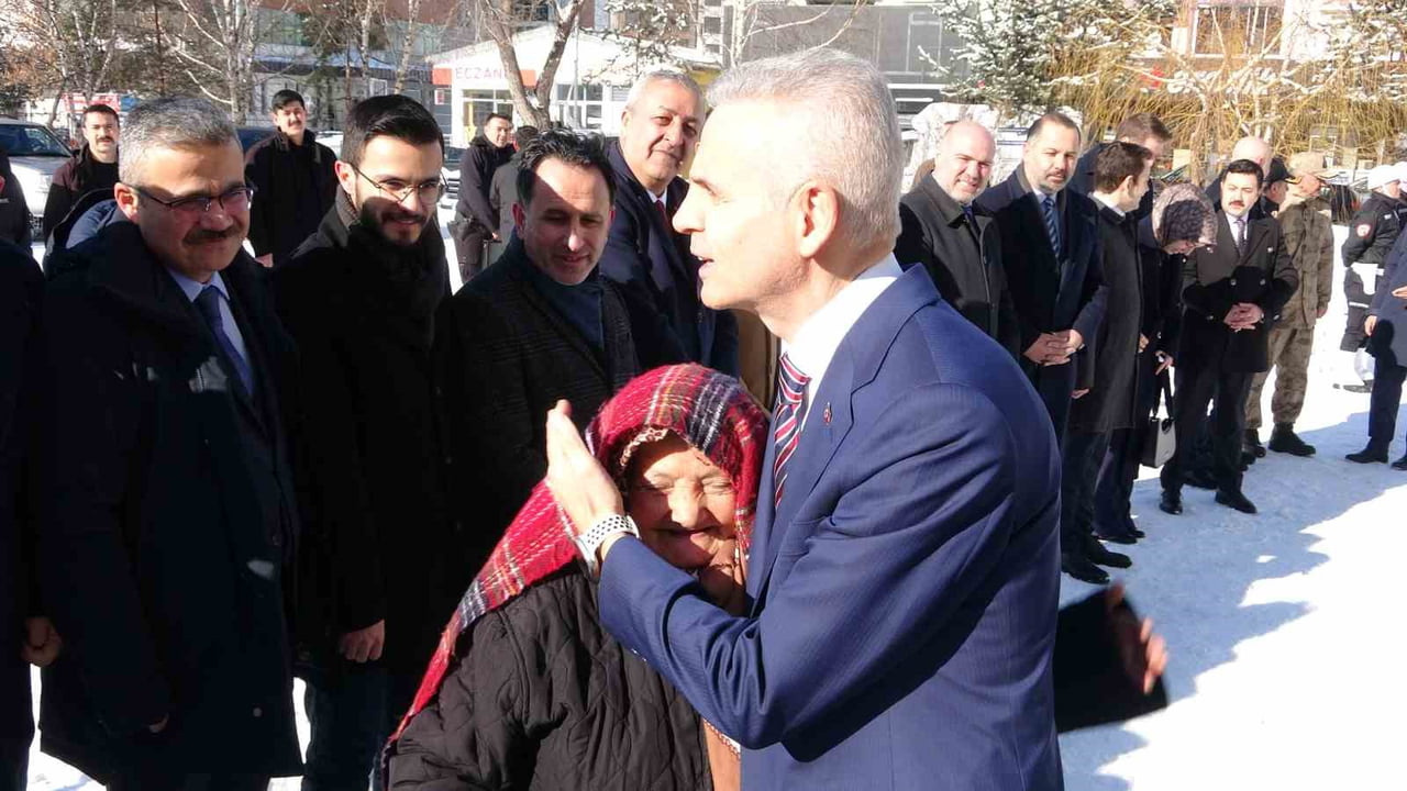 VALİ MEHMET FATİH ÇİÇEKLİ, CUMHURBAŞKANLIĞI KARARNAMESİYLE ATANDIĞI ARDAHAN'DA GÖREVİNE...