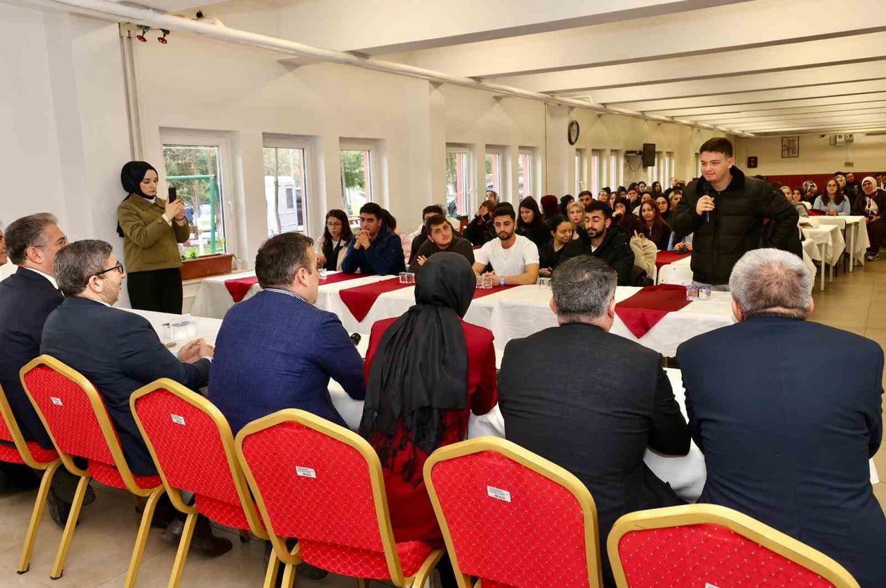 VALİ SÖZER GÖLPAZARI MYO’DA ÖĞRENCİLERLE BİR ARAYA GELDİ