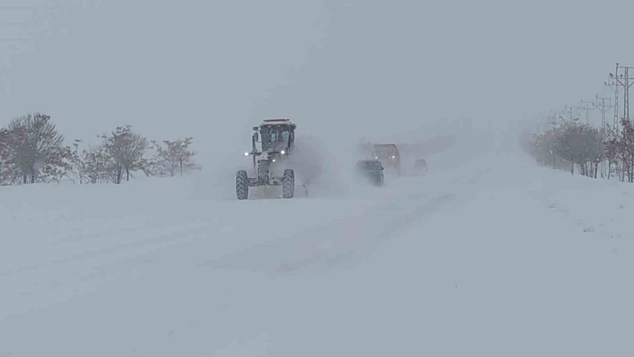 VAN'DA DÜN AKŞAM ETKİLİ OLAN KAR YAĞIŞI VE TİPİDEN DOLAYI ULAŞIMA KAPATILAN 2 BİN 225  KURUBAŞ...
