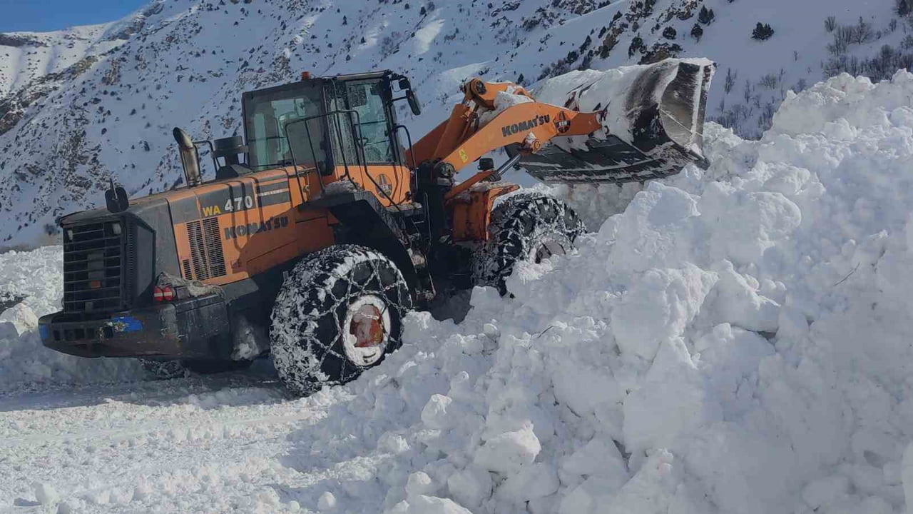 VAN'DA GEÇTİĞİMİZ HAFTA SONUNDAN BU YANA ETKİLİ OLAN ÇIĞ FELAKETLERİ SONRASI KAPANAN VAN-ÇATAK...