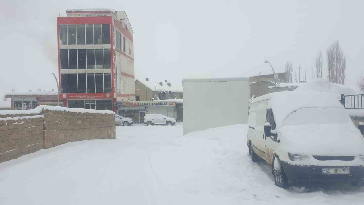 VAN'IN BAŞKALE İLÇESİNDE ETKİLİ OLAN KAR YAĞIŞI HAYATI DURMA NOKTASINA GETİRDİ.