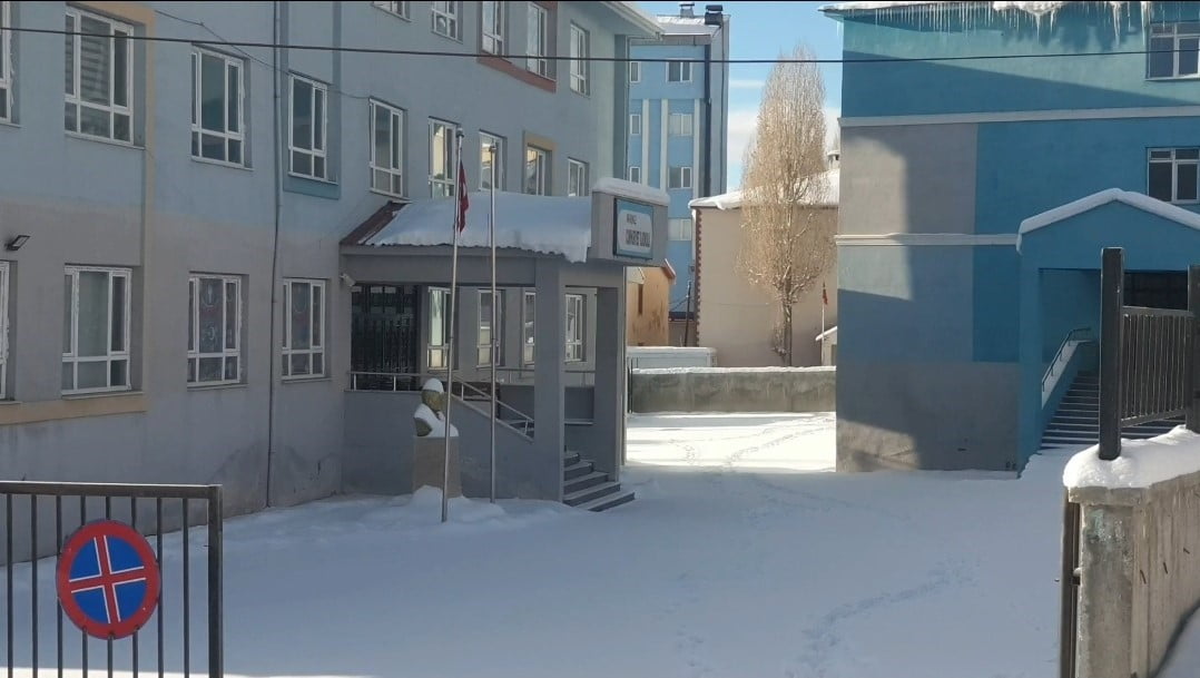 VAN'IN BAŞKALE İLÇESİNDE OLUMSUZ HAVA ŞARTLARI, DON VE BUZLANMA NEDENİYLE TAŞIMALI EĞİTİME 1 GÜN...