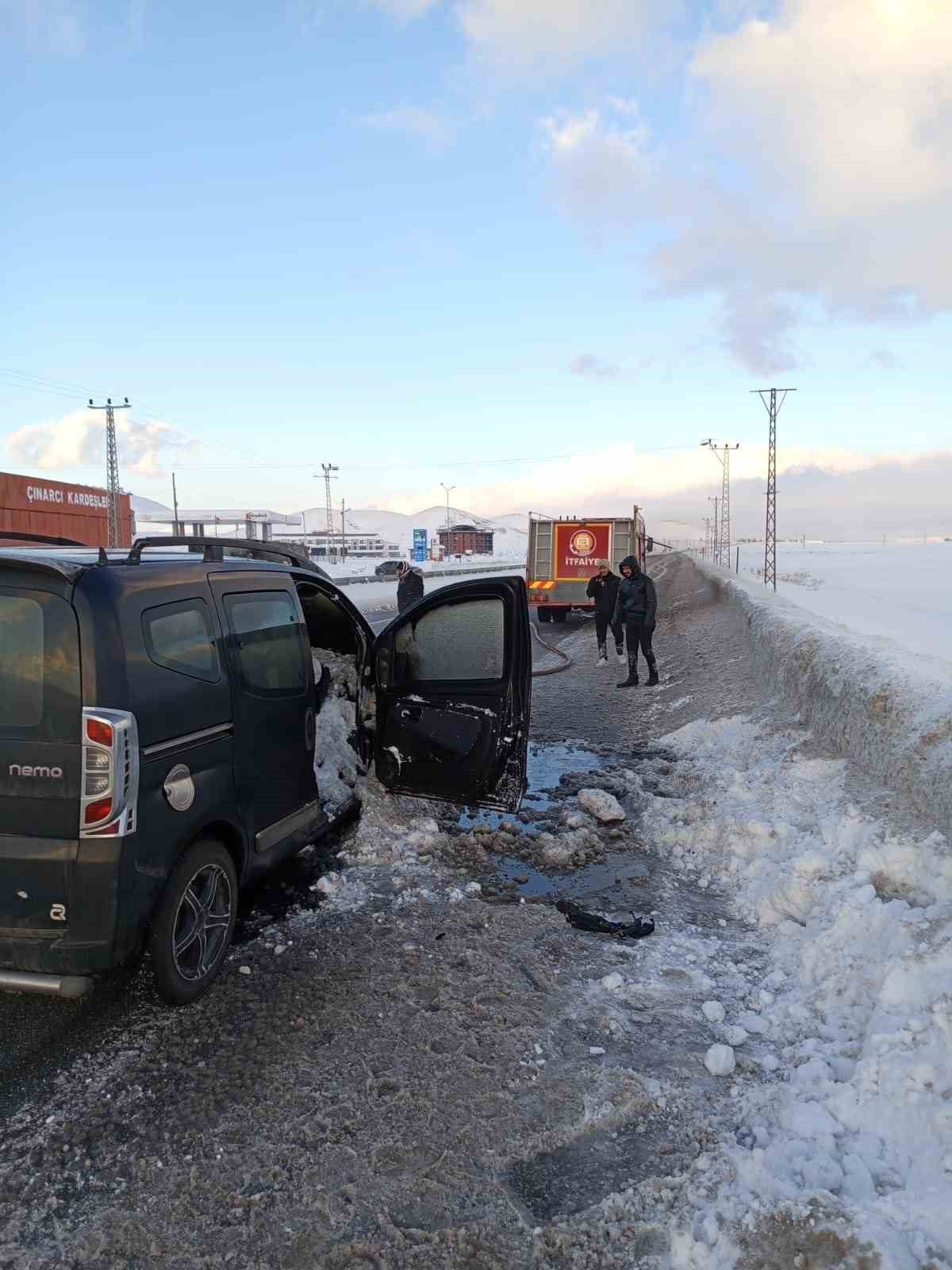 VAN'IN ÇALDIRAN İLÇESİNDE SEYİR HALİNDE İKEN YANMAYA BAŞLAYAN  KAPALI KASA KAMYONET, İTFAİYE...