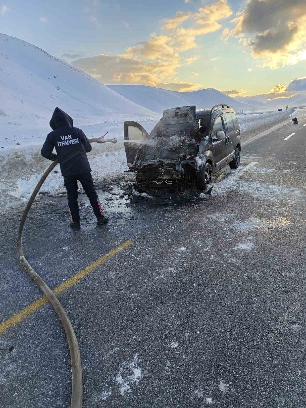 VAN'IN ÇALDIRAN İLÇESİNDE SEYİR HALİNDE İKEN YANMAYA BAŞLAYAN  KAPALI KASA KAMYONET, İTFAİYE...