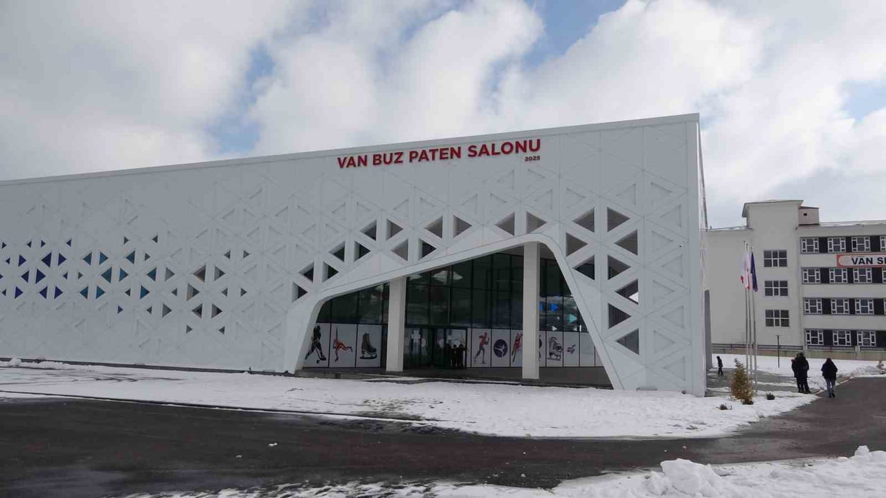 VAN'IN EDREMİT İLÇESİNDE GENÇLİK VE SPOR İL MÜDÜRLÜĞÜ BÜNYESİNDE YAPIMI TAMAMLANAN BUZ PATENİ...