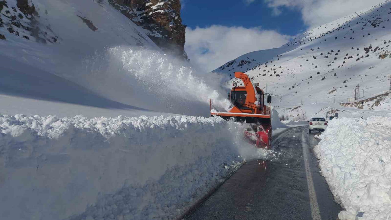 VAN-ÇATAK KARA YOLU 5 GÜN ÖNCE DÜŞEN ÇIĞDAN DOLAYI ULAŞIMA KAPANIRKEN, EKİPLERİN YOĞUN ÇALIŞMASI...