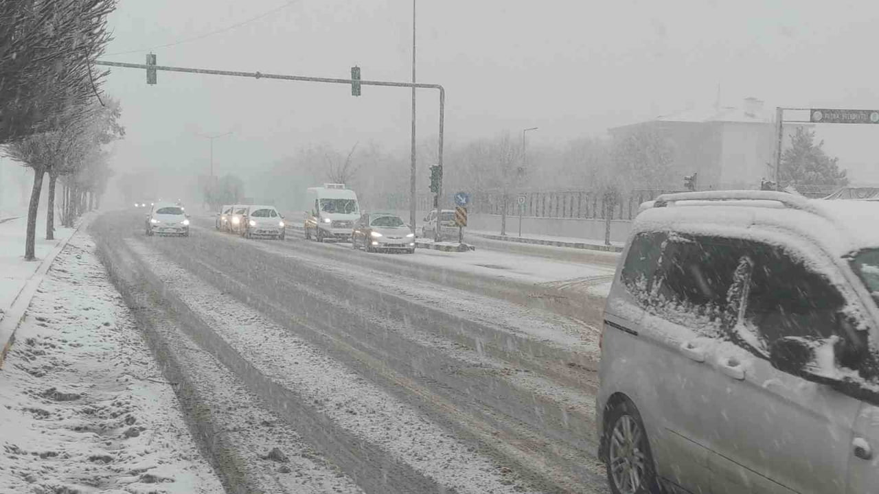 VAN’DA AKŞAM SAATLERİNDE ETKİLİ OLAN KAR YAĞIŞI, KENT GENELİNDE TRAFİĞİ OLUMSUZ YÖNDE ETKİLEDİ....