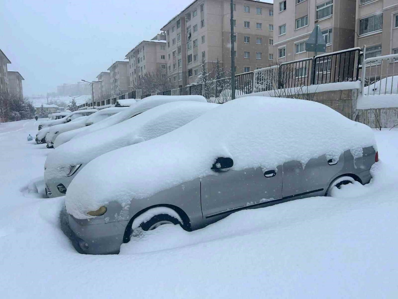 VAN’DA GECE SAATLERİNDEN İTİBAREN ETKİLİ OLAN YOĞUN KAR YAĞIŞI VE SİS, HAYATI OLUMSUZ...