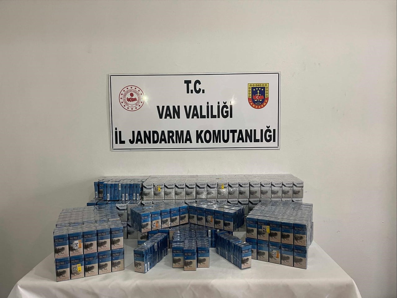 VAN’DA JANDARMA EKİPLERİNCE YÜRÜTÜLEN ÇALIŞMALAR SONUCUNDA UYUŞTURUCU MADDE VE KAÇAK SİGARA ELE...