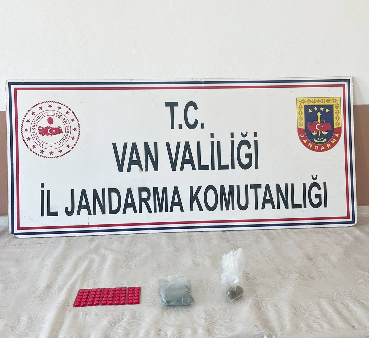 VAN’DA JANDARMA EKİPLERİNCE YÜRÜTÜLEN ÇALIŞMALAR SONUCUNDA UYUŞTURUCU MADDE VE KAÇAK SİGARA ELE...