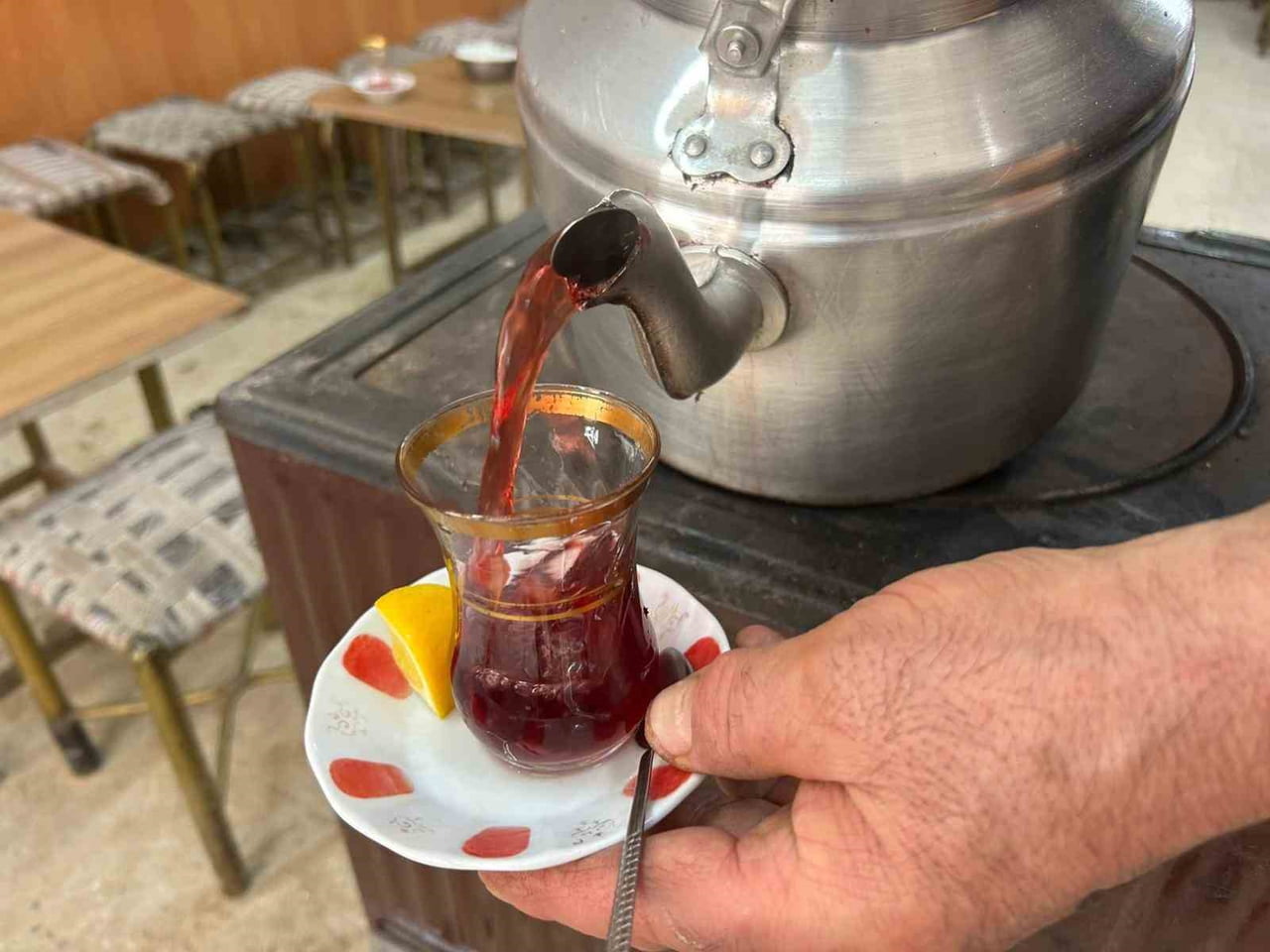 VAN’DA SOĞUK KIŞ GÜNLERİNİN ETKİSİNİ ARTIRMASIYLA BİRLİKTE ÇAY EVLERİNE GELEN VATANDAŞLAR, KLASİK...