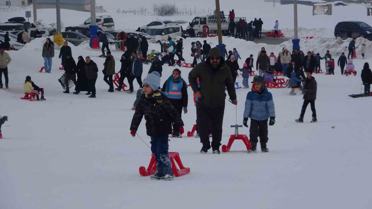 VAN’DA YARIYIL TATİLİNİN SON GÜNLERİNİ FIRSAT BİLEN ÇOCUKLAR VE AİLELERİ KAYAK MERKEZLERİNE AKIN...