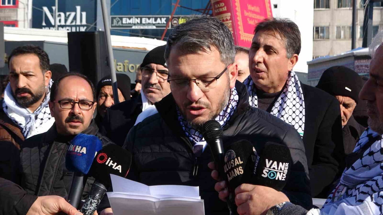 VAN FİLİSTİN’E DESTEK PLATFORMU ÜYELERİ, GAZZE’DE DEVAM EDEN İNSANLIK DRAMINA DİKKAT ÇEKMEK...