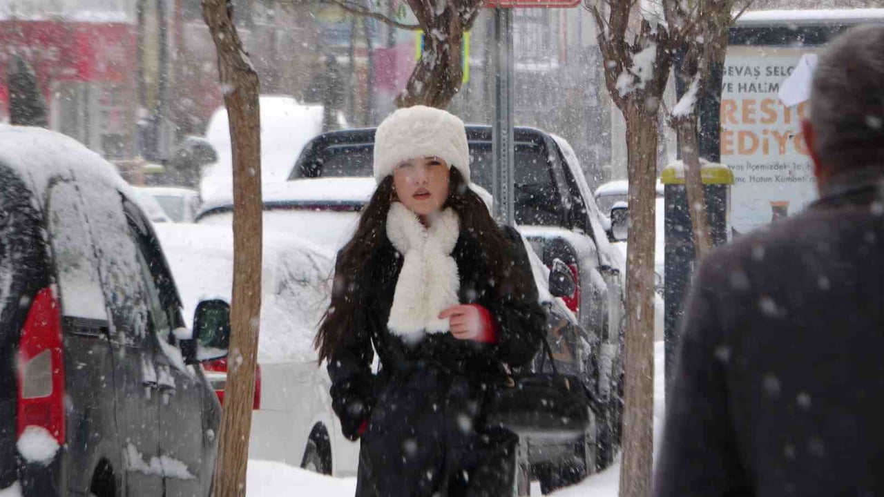 VAN GENELİNDE ETKİLİ OLAN KAR YAĞIŞI, GÜNLÜK YAŞAMI OLUMSUZ ETKİLEDİ. GECE SAATLERİNDEN İTİBAREN...