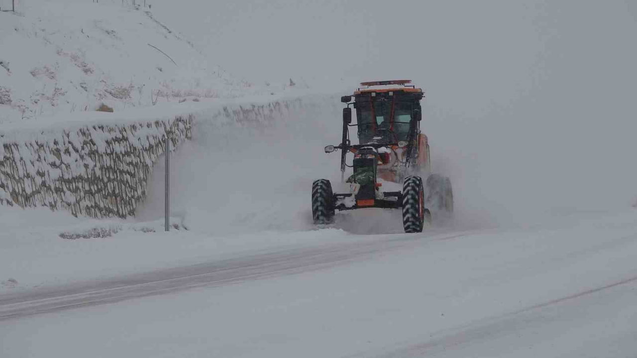 VAN GENELİNDE ÖNCEKİ GÜN  ETKİLİ OLAN KAR YAĞIŞI GÜNLÜK YAŞAMI OLUMSUZ ETKİLERKEN, KENT GENELİNDE...